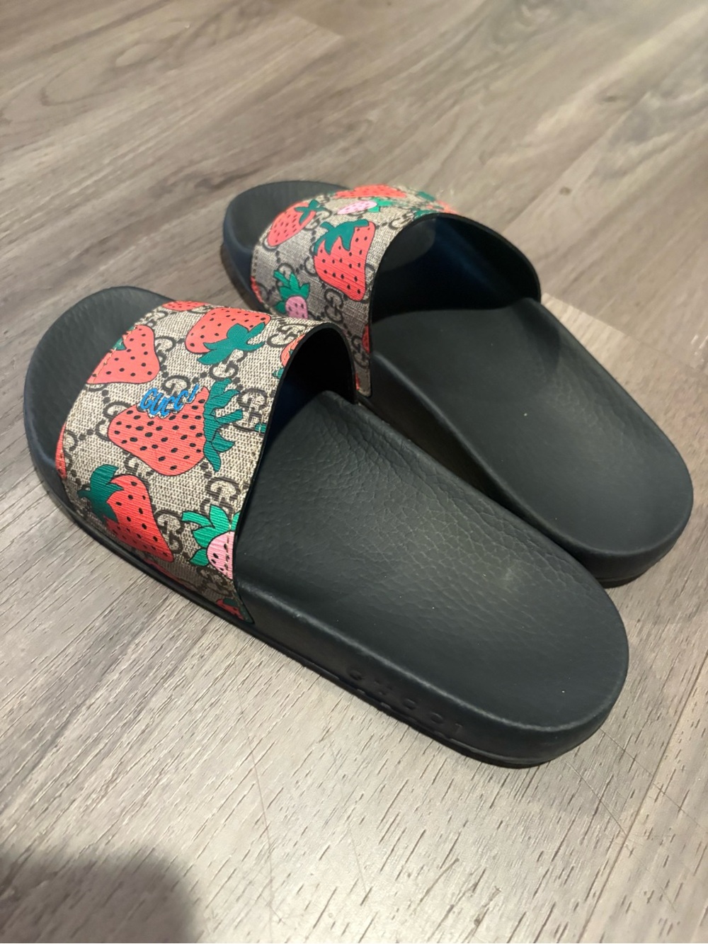 Gucci Black Slides with Strawberry Print Strap - Picture 2 of 4
